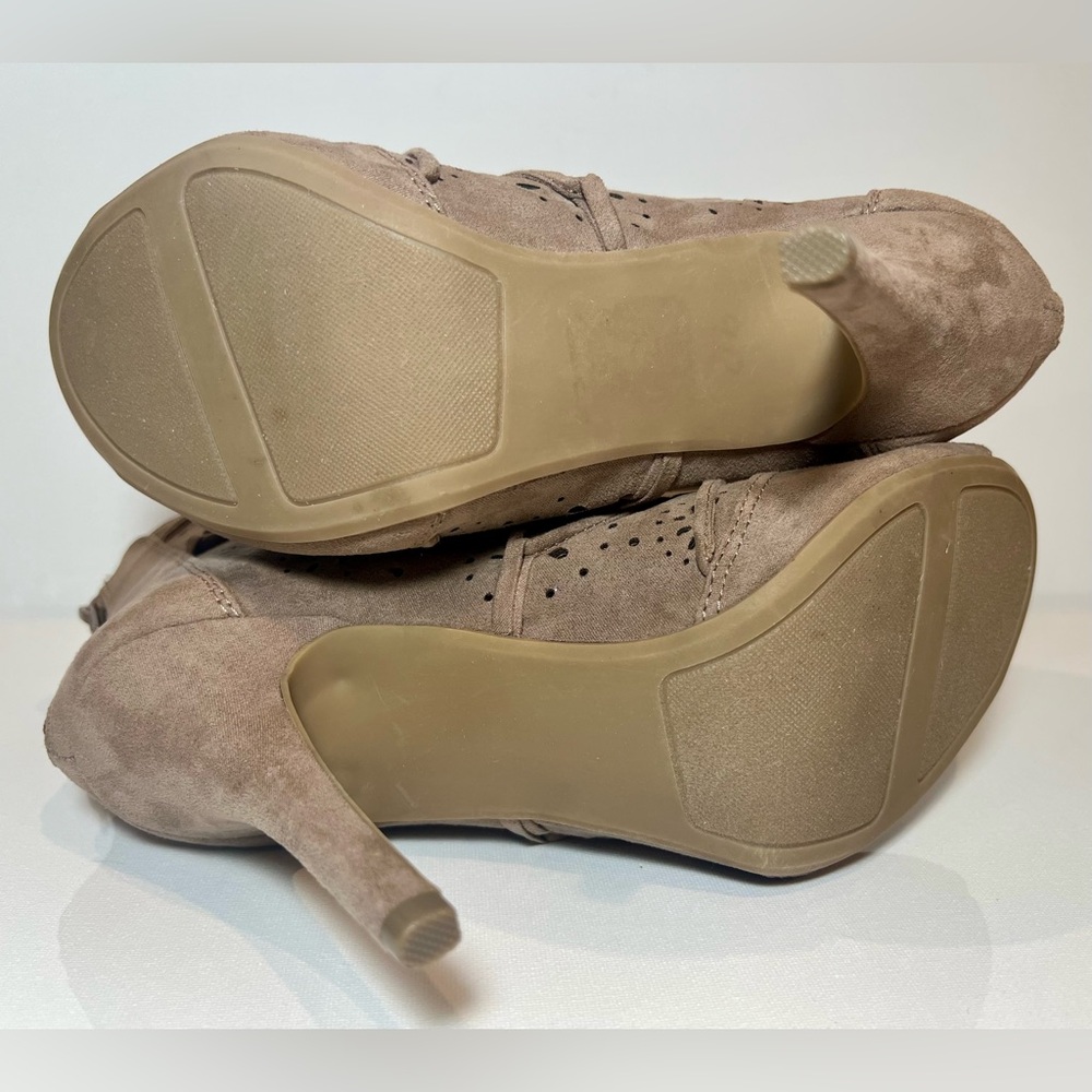 Lauren Conrad Peep-Toe Ankle Boots 4 Inch Heel Beige Laser Cut Tan - Picture 7 of 7